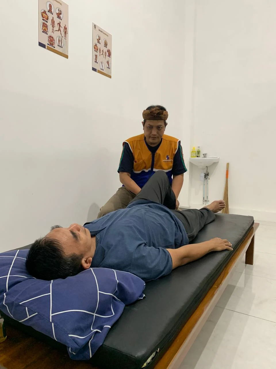 Pak Tri sedang memberikan terapi masalah lutut pada klien di Panti Nawasena Klaten